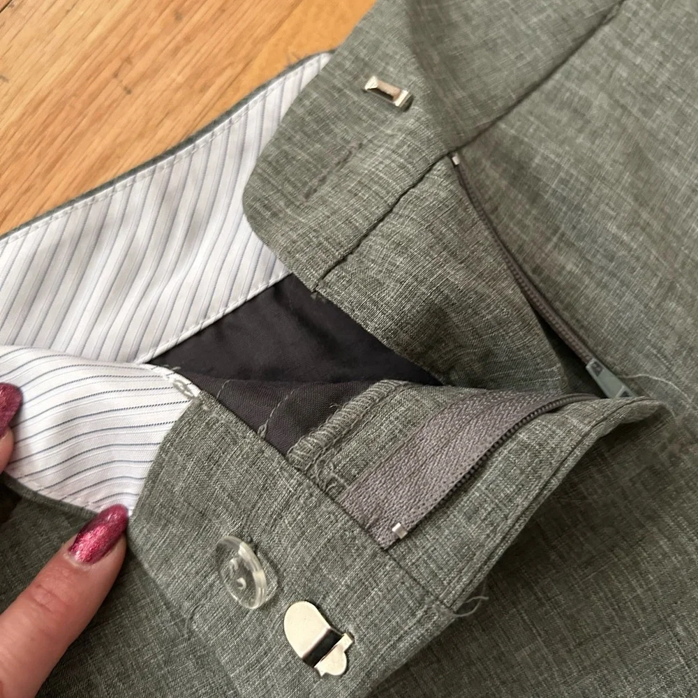 Pew-owned Women’s dress pants. Size 1 - Picture 3 of 6